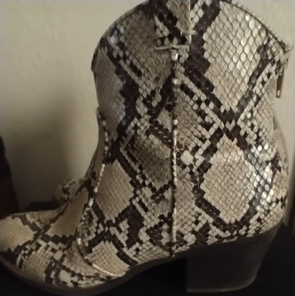 Woman's snakeskin pattern booties size 8